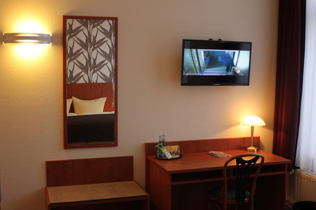 Hotel Schwarzer Adler Jever Luaran gambar